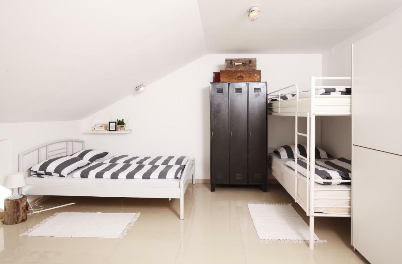 Eagle'S Nest Hostel Postojna Luaran gambar